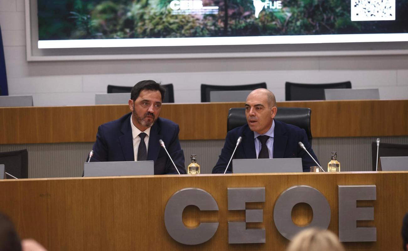El director general de LLYC Madrid, Iñaki Ortega y el presidente de ATA y vicepresidente de CEOE, Lorenzo Amor durante su intervención en el evento.