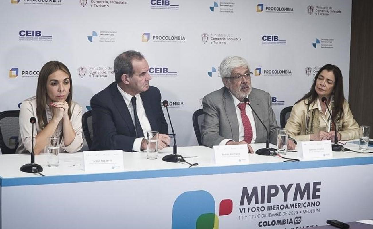 María Paz Jervis, Andrés Allamand, Germán Umaña y Carmen Caballero durante el Foro Mipyme