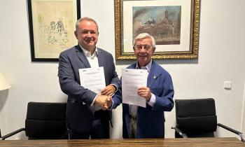 El secretario permanente de CEIB, Narciso Casado y el presidente de la AIBG, Rafael Ansón, durante la firma del acuerdo.