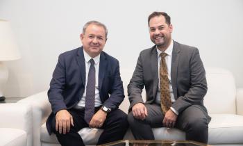 El secretario permanente de CEIB y nuevo presidente de honor del Consejo de Asesores de FIJE, Narciso Casado, junto al presidente reelecto de FIJE, Matías Fernández.